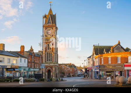 Newmarket Suffolk, vue de la tour de l'horloge du jubilé de la reine Victoria à l'extrémité nord de Newmarket High Street, Suffolk, UK. Banque D'Images