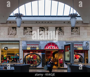 Greenhithe Kent,Angleterre,.Bluewater Shopping centre intérieur du bâtiment. Guild Hall Boutiques, Shoppers, plafond en dôme Banque D'Images