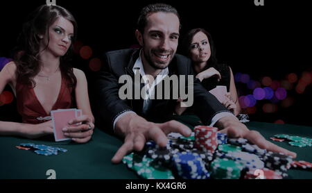 Poker player passe en poussant des "tous ses jetons en avant Banque D'Images