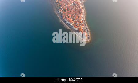 Vue à vol d'oiseau de la ville côtière de la Méditerranée. Piran, Slovénie. Banque D'Images