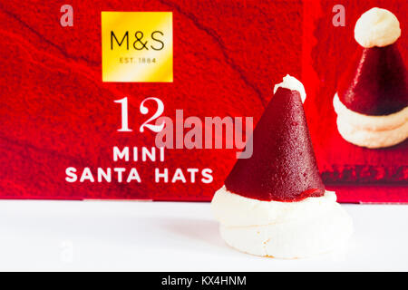 M&S mini Santa hats - base de meringue croustillante garnie de crème vanille et gelée de framboise - une retiré et mis en face de fort Banque D'Images