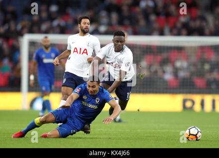 L'AFC Wimbledon's Darius Charles et Tottenham Hotspur's Victor Wanyama (à droite) bataille pour la balle durant l'unis en FA Cup, troisième match au stade de Wembley, Londres. Banque D'Images