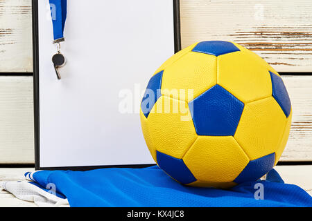 Ballon de soccer, presse-papiers, sifflet, uniforme Banque D'Images