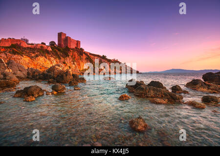 Talamone rock beach et forteresse médiévale Rocca Aldobrandesca murs et au coucher du soleil. Maremma Argentario destination touristique italien. La toscane, italie. Banque D'Images