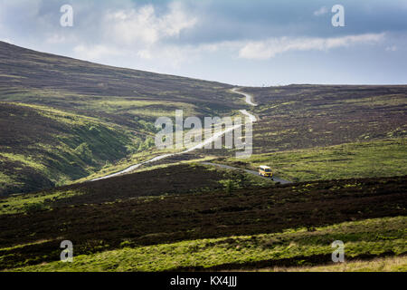 Historique La route militaire avance à travers les montagnes de Wicklow vers Sally Gap, dans le comté de Wicklow, en Irlande Banque D'Images