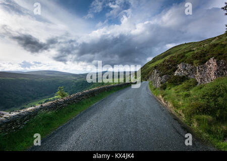 Historique La route militaire avance à travers les montagnes de Wicklow vers Sally Gap, dans le comté de Wicklow, en Irlande Banque D'Images