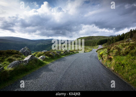 Historique La route militaire avance à travers les montagnes de Wicklow vers Sally Gap, dans le comté de Wicklow, en Irlande Banque D'Images