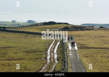 Les touristes marcher sur le chemin d'accès aux falaises de Moher Liscannor au chemin dans le comté de Clare, Irlande Banque D'Images