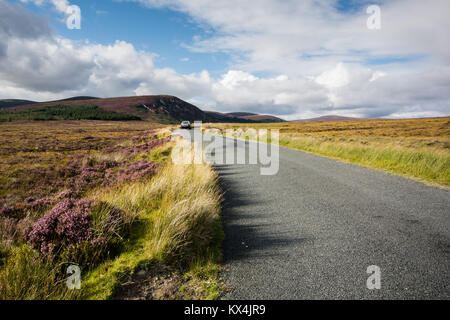 Voiture sur la route militaire historique à travers le Parc National de Wicklow en Irlande à la fin de l'été Banque D'Images