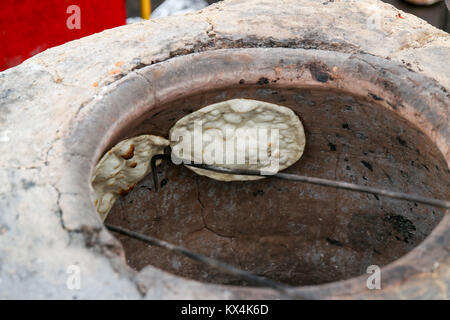 Pain plat de cuisson processus dans le four tandoor Banque D'Images