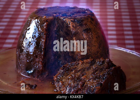 Le pudding de Noël avec de l'alcool allumé la flamme Banque D'Images