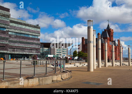 Cardiff, Wales - Juillet 16,2010 : Cardiff Millennium Centre et le célèbre Pierhead Building. C'est un bâtiment classé grade 1 de l'Assemblée nationale fo Banque D'Images