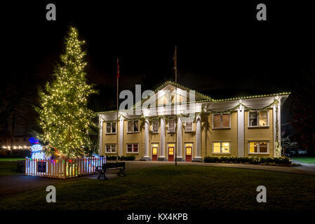 Fort Langley Community Hall sur une nuit d'hiver, Fort Langley, Colombie-Britannique, Canada. Banque D'Images