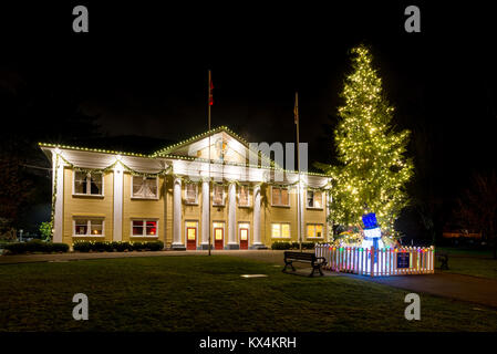 Fort Langley Community Hall sur une nuit d'hiver, Fort Langley, Colombie-Britannique, Canada. Banque D'Images