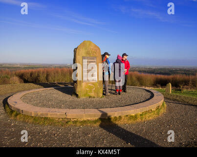 Les promeneurs profitant de la vue depuis la colline Old Pale à Delamere Forest Cheshire, à 176 mètres du point le plus haut de la crête de grès du Cheshire Banque D'Images