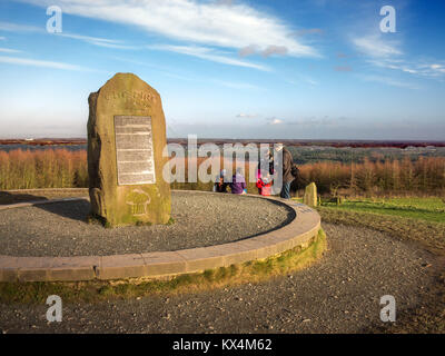 Les promeneurs profitant de la vue depuis la colline Old Pale à Delamere Forest Cheshire, à 176 mètres du point le plus haut de la crête de grès du Cheshire Banque D'Images