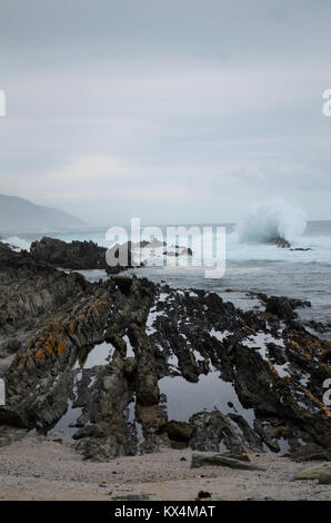 Vagues se briser sur les rochers à l'Afrique du Sud de la rivière tempêtes Banque D'Images