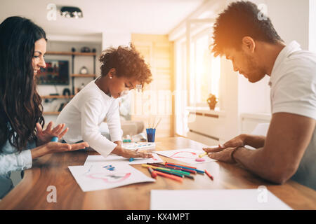 Heureux jeune famille, se détendre et s'amuser à la maison Banque D'Images