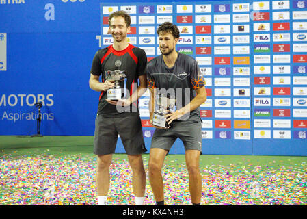 Pune, Inde. 6 janvier 2018. Matwe Middelkoop et Robin Haase des Pays-Bas, les doubles vainqueurs, posent avec leurs trophées au tournoi à Maharashtra ouverte Tata Mahalunge Balewadi Tennis Stadium à Pune, en Inde. Credit : Karunesh Johri/Alamy Live News. Banque D'Images