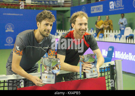 Pune, Inde. 6 janvier 2018. Robin Haase et Matwe Middelkoop des Pays-Bas, les doubles vainqueurs, posent avec leurs trophées au tournoi à Maharashtra ouverte Tata Mahalunge Balewadi Tennis Stadium à Pune, en Inde. Credit : Karunesh Johri/Alamy Live News. Banque D'Images