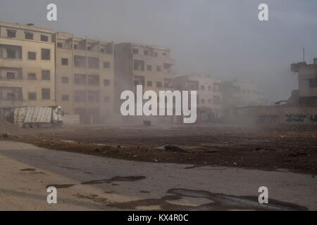 La Ghouta de Damas, en Syrie. 7 Décembre, 2017. La fumée causée par un bombardement vu dans le centre de la Ghouta de damas.17 civils, dont 4 enfants et deux femmes, ont été tués et plus de 100 autres ont été blessés, dont des femmes et des enfants, par bombardement aérien de la Russie, de l'artillerie, des missiles et des frappes aériennes contre les forces du régime ont, à l'est les villes et les villages de Al-Ghouta avec 62 raids aériens russes et Syriens, un éléphant type terre et plus de 200 obus d'artillerie, de différentes tailles. Credit : Mouneb Taim/SOPA/ZUMA/Alamy Fil Live News Banque D'Images