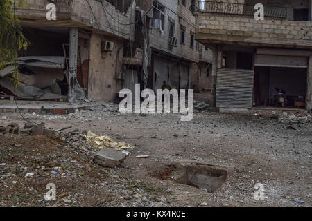 La Ghouta de Damas, en Syrie. 7 Décembre, 2017. Détruit Bâtiment vu dans le centre de Damas la Ghouta après un nouveau airstrike.17 civils, dont 4 enfants et deux femmes, ont été tués et plus de 100 autres ont été blessés, dont des femmes et des enfants, par bombardement aérien de la Russie, de l'artillerie, des missiles et des frappes aériennes contre les forces du régime ont, à l'est les villes et les villages de Al-Ghouta avec 62 raids aériens russes et Syriens, un éléphant type terre et plus de 200 obus d'artillerie, de différentes tailles. Credit : Mouneb Taim/SOPA/ZUMA/Alamy Fil Live News Banque D'Images