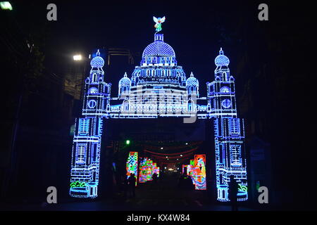 Kolkata, Inde. Le 7 janvier 2018. Jusqu'à la rue fleurie ville de joie pour la nuit maszid Mushaira à Nakhoda localité. Crédit photo : Rupa Ghosh/Alamy Live News. Banque D'Images
