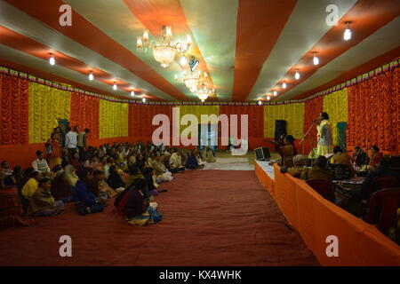 Kolkata, Inde. Le 7 janvier 2018. Sri Krishna idol priaient au Kabi gaan. Récitation de la vie et les enseignements de Shri Chaitanya Mahaprabhu par voyants de Mayapur, Nabadip, Bengale occidental assisté par les dévots de Brindavan Vaishnav clan. Kabigaan est une rare l'art vocal traditionnel Crédit : Rupa Ghosh/Alamy Live News. Banque D'Images