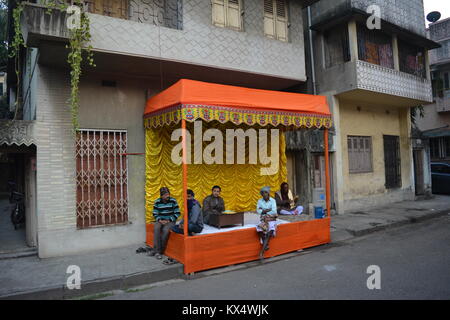 Kolkata, Inde. Le 7 janvier 2018. Sri Krishna idol priaient au Kabi gaan. Récitation de la vie et les enseignements de Shri Chaitanya Mahaprabhu par voyants de Mayapur, Nabadip, Bengale occidental assisté par les dévots de Brindavan Vaishnav clan. Kabigaan est une rare l'art vocal traditionnel Crédit : Rupa Ghosh/Alamy Live News. Banque D'Images