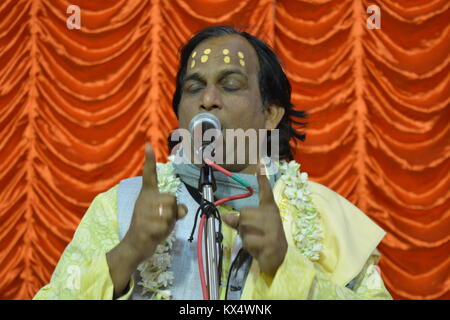 Kolkata, Inde. Le 7 janvier 2018. Sri Krishna idol priaient au Kabi gaan. Récitation de la vie et les enseignements de Shri Chaitanya Mahaprabhu par voyants de Mayapur, Nabadip, Bengale occidental assisté par les dévots de Brindavan Vaishnav clan. Kabigaan est une rare l'art vocal traditionnel Crédit : Rupa Ghosh/Alamy Live News. Banque D'Images