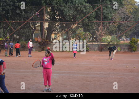 Kolkata, Inde. Le 7 janvier 2018. Week-end tennis sur terre battue pour les enfants au club Cossipre. Cossipore Club est une institution historique de l'usine Shell & des armes à feu et est un des plus anciens et prestigieux clubs sportifs de Kolkata. Crédit photo : Rupa Ghosh/Alamy Live News. Banque D'Images