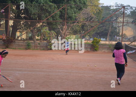 Kolkata, Inde. Le 7 janvier 2018. Week-end tennis sur terre battue pour les enfants au club Cossipre. Cossipore Club est une institution historique de l'usine Shell & des armes à feu et est un des plus anciens et prestigieux clubs sportifs de Kolkata. Crédit photo : Rupa Ghosh/Alamy Live News. Banque D'Images