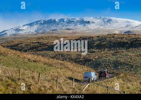 Montagne Plynlimon, Ceredigion Pays de Galles UK, dimanche 07 janvier 2018 UK : un temps extrêmement froid , mais croquantes et claires sur les pistes des monts enneigés des montagnes Plynlimon. Les températures ont augmenté à peine au-dessus de zéro tous les jours, mais se sentent beaucoup plus froid dans les forts vents de l à plus de 750m, Plynlimon est le point le plus élevé au milieu du Pays de Galles. Le nom anglicisé Plynlimon est une forme du mot gallois Pumlumon signifiant 'cinq pics' Photo © Keith Morris / Alamy Live News Banque D'Images