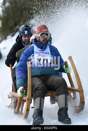 Garmisch-Partenkirchen, Allemagne. 06 Jan, 2018. Les hommes de commencer lors de la traditionnelle course de luge de corne sur la Journée des Trois Rois à Garmisch-Partenkirchen, Allemagne, 06 janvier 2018. Credit : Angelika Warmuth/dpa/Alamy Live News Banque D'Images