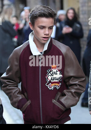 Londres, Royaume-Uni. 07Th Jan, 2018. Londres, Royaume-Uni. 7 janvier, 2018. Sandra Beckham et Romeo Beckham assister à la Kent et Curwen présentation à la London Fashion Week Automne Hiver 2018 Hommes Crédit : RM Press/Alamy Live News Banque D'Images