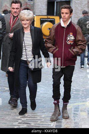 Londres, Royaume-Uni. 07Th Jan, 2018. Londres, Royaume-Uni. 7 janvier, 2018. Sandra Beckham et Romeo Beckham assister à la Kent et Curwen présentation à la London Fashion Week Automne Hiver 2018 Hommes Crédit : RM Press/Alamy Live News Banque D'Images