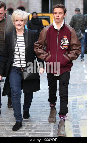 Londres, Royaume-Uni. 07Th Jan, 2018. Londres, Royaume-Uni. 7 janvier, 2018. Sandra Beckham et Romeo Beckham assister à la Kent et Curwen présentation à la London Fashion Week Automne Hiver 2018 Hommes Crédit : RM Press/Alamy Live News Banque D'Images