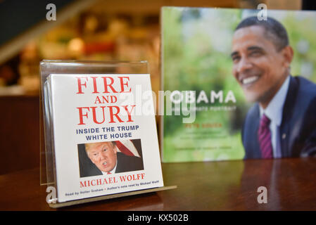 Chicago, USA. 7 janvier 2018. Un livre audio de la nouvelle livre 'Fire and Fury, à l'intérieur de la Trump White House', par Michael Wolfe est exposée dans la librairie Barnes & Noble dans le centre-ville de Chicago. Barnes & Noble ont déjà reçu des commandes avancées de l'avant de la date de mise en vente officielle du 9 janvier, mais certains autres libraires ont obtenu l'avance des exemplaires qui ont vendu immédiatement vendu.. Une copie de "Obama, un portrait intime' par photorgapher officiel de la Maison Blanche pour le président Obama, Pete Souza est vu derrière. Crédit : Stephen Chung / Alamy Live News Banque D'Images