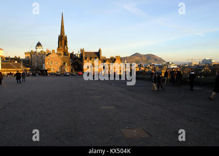 Coucher du soleil sur le château d'Édimbourg cour intérieure avec des touristes en vieille ville. Edinburgh, Scotland, UK 7 Janvier, 2018 Banque D'Images