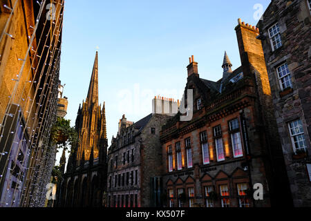 Edinburgh, Royaume-Uni. 07Th Jan, 2018. Coucher du soleil s'allume en bâtiments de vieille ville. Edinburgh, Scotland, UK 7 Janvier, 2018. Banque D'Images