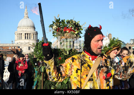 Londres, Royaume-Uni. 07Th Jan, 2018. Célébrations de la Douzième nuit à Londres le 7 janvier 2018. L'homme mène la procession de houx d'un après-midi de wassailing, le vin, la musique, la danse et le conte. Credit : Monica Wells/Alamy Vivre inet protector Banque D'Images