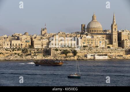 Cityscape - une vue de Sliema de La Valette, capitale de Malte, dans le port de Marsamxett, photographié en août 2014. Photo : Tom Schulze | conditions dans le monde entier Banque D'Images