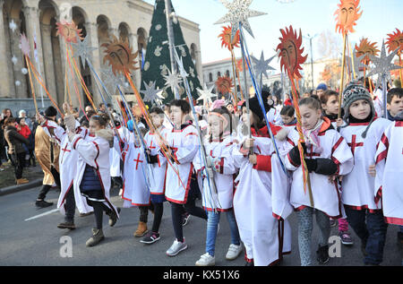 Tbilissi, Géorgie. Jan 7, 2018. Les gens marchent dans 'Alilo,''une procession religieuse, pour célébrer le Noël orthodoxe à Tbilissi, capitale de la Géorgie, le 7 janvier 2018. Les géorgiens ont célébré le dimanche de Noël selon le calendrier julien utilisé par les églises orthodoxes du pays. Tamuna Crédit : Kulumbegashvili/Xinhua/Alamy Live News Banque D'Images