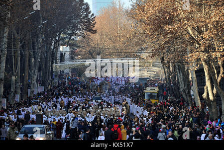 Tbilissi, Géorgie. Jan 7, 2018. Les gens marchent dans 'Alilo,''une procession religieuse, pour célébrer le Noël orthodoxe à Tbilissi, capitale de la Géorgie, le 7 janvier 2018. Les géorgiens ont célébré le dimanche de Noël selon le calendrier julien utilisé par les églises orthodoxes du pays. Tamuna Crédit : Kulumbegashvili/Xinhua/Alamy Live News Banque D'Images