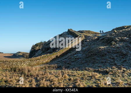 Mur d'Hadrien, au Royaume-Uni. 07Th Jan, 2018. Vues de marcheurs au mur d'Hadrien près de Fort romain de Housesteads dans Northumberland par un beau jour d'hiver. Date de la photo : Dimanche, Janvier 7, 2018. Credit : Roger Garfield/Alamy Live News Banque D'Images