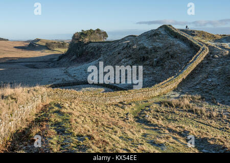 Mur d'Hadrien, au Royaume-Uni. 07Th Jan, 2018. Vues de marcheurs au mur d'Hadrien près de Fort romain de Housesteads dans Northumberland par un beau jour d'hiver. Date de la photo : Dimanche, Janvier 7, 2018. Credit : Roger Garfield/Alamy Live News Banque D'Images