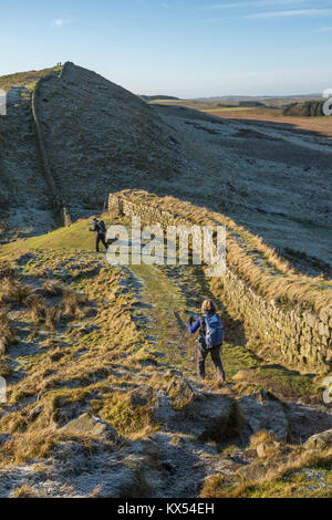 Mur d'Hadrien, au Royaume-Uni. 07Th Jan, 2018. Vues de marcheurs au mur d'Hadrien près de Fort romain de Housesteads dans Northumberland par un beau jour d'hiver. Date de la photo : Dimanche, Janvier 7, 2018. Credit : Roger Garfield/Alamy Live News Banque D'Images