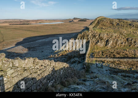 Mur d'Hadrien, au Royaume-Uni. 07Th Jan, 2018. Vues de marcheurs au mur d'Hadrien près de Fort romain de Housesteads dans Northumberland par un beau jour d'hiver. Date de la photo : Dimanche, Janvier 7, 2018. Credit : Roger Garfield/Alamy Live News Banque D'Images