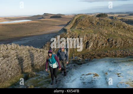 Mur d'Hadrien, au Royaume-Uni. 07Th Jan, 2018. Vues de marcheurs au mur d'Hadrien près de Fort romain de Housesteads dans Northumberland par un beau jour d'hiver. Date de la photo : Dimanche, Janvier 7, 2018. Credit : Roger Garfield/Alamy Live News Banque D'Images