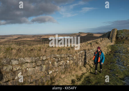 Mur d'Hadrien, au Royaume-Uni. 07Th Jan, 2018. Vues de marcheurs au mur d'Hadrien près de Fort romain de Housesteads dans Northumberland par un beau jour d'hiver. Date de la photo : Dimanche, Janvier 7, 2018. Credit : Roger Garfield/Alamy Live News Banque D'Images